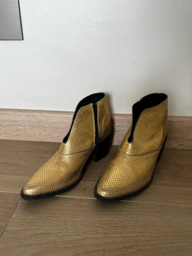 Botines dorados de cuero con tacón - 4