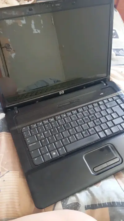 Laptop HP con cables y cargador - miniatura 1