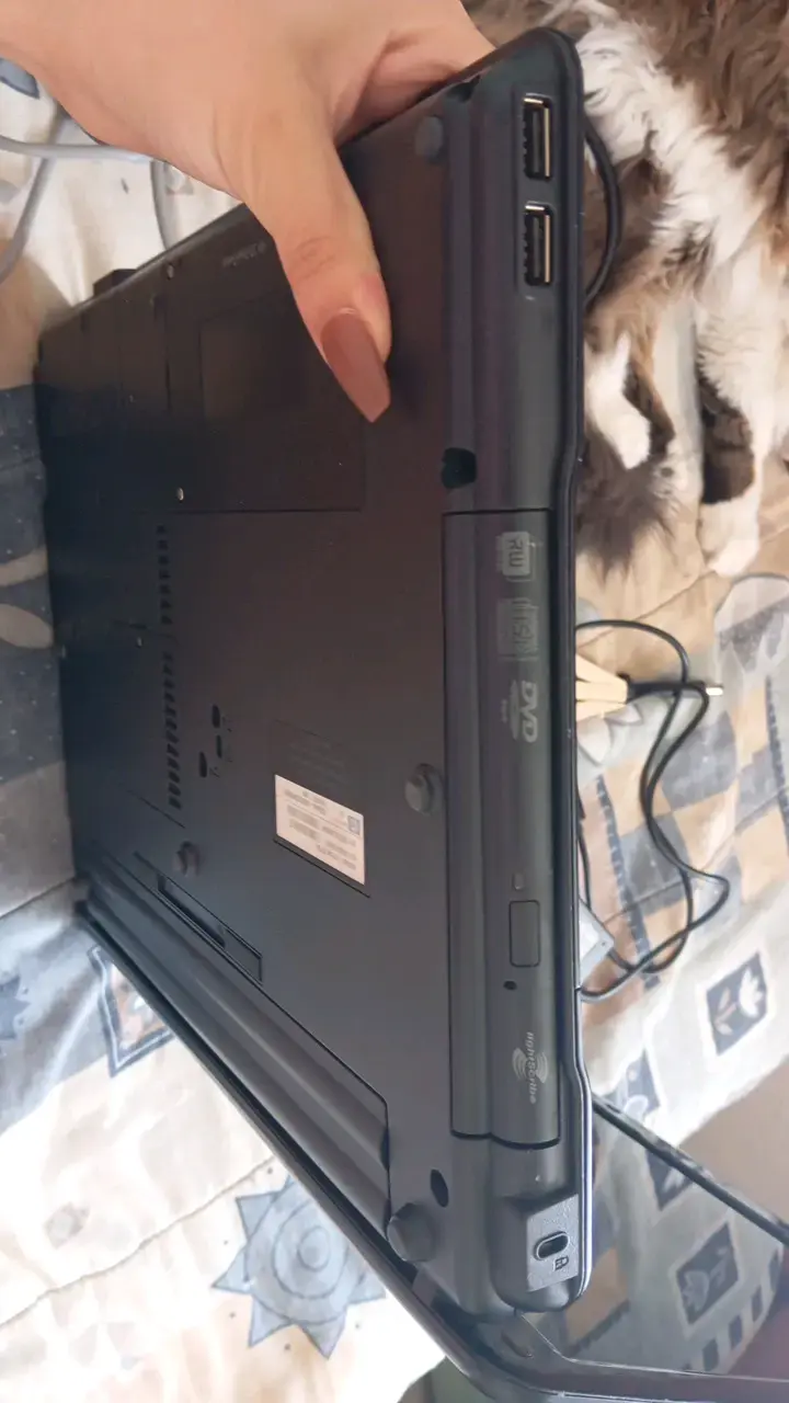 Laptop HP con cables y cargador - 2