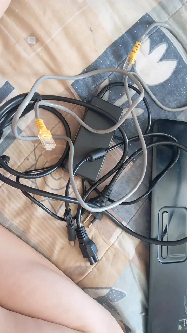 Laptop HP con cables y cargador - 3