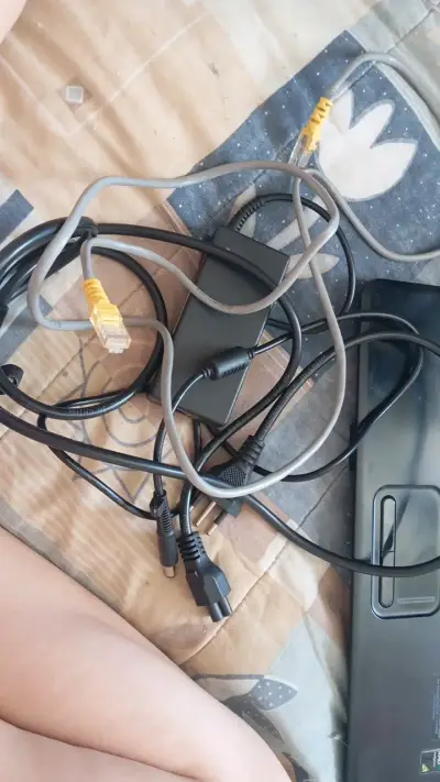 Laptop HP con cables y cargador - miniatura 3