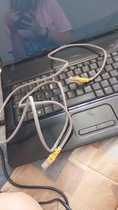 Laptop HP con cables y cargador - miniatura 4