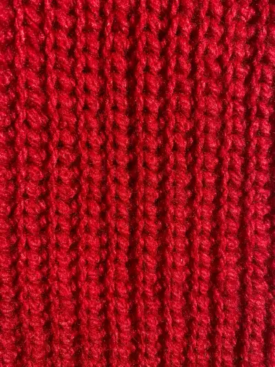 Bufanda tejida roja con flecos - miniatura 3