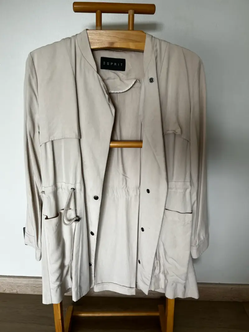 Abrigo beige Esprit con diseño moderno - 1