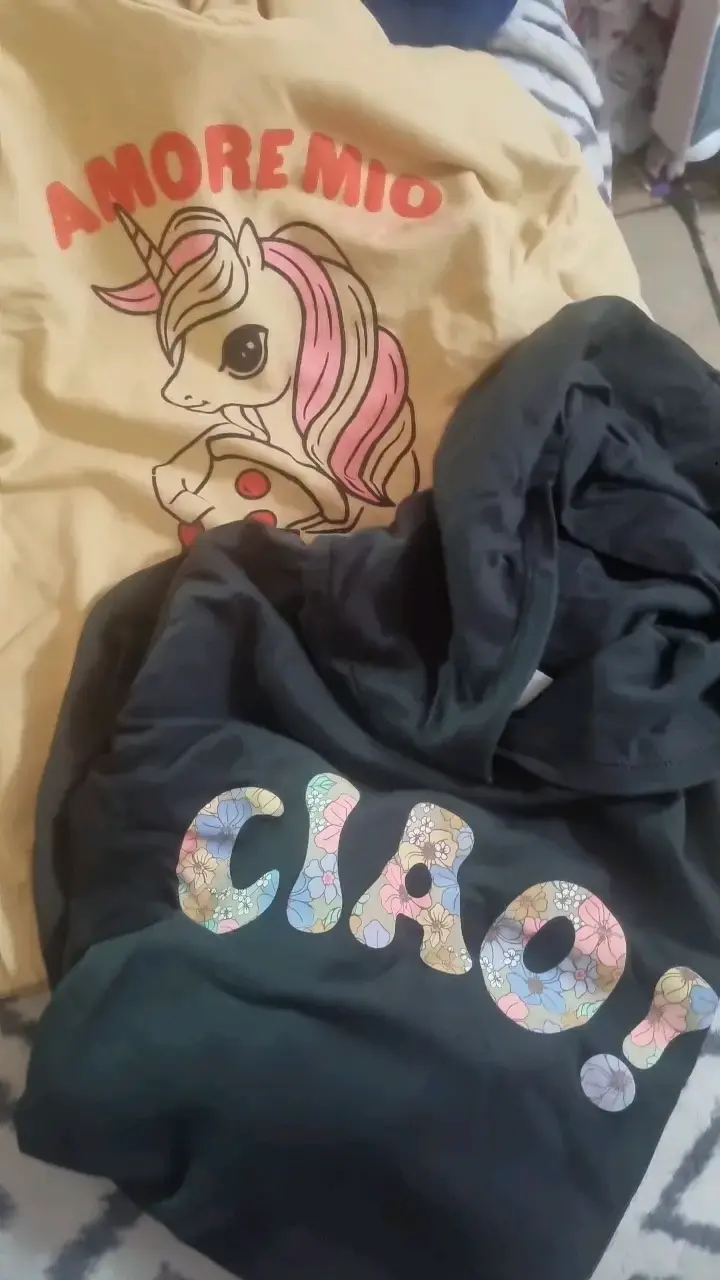 Polerones con diseño de unicornio y texto