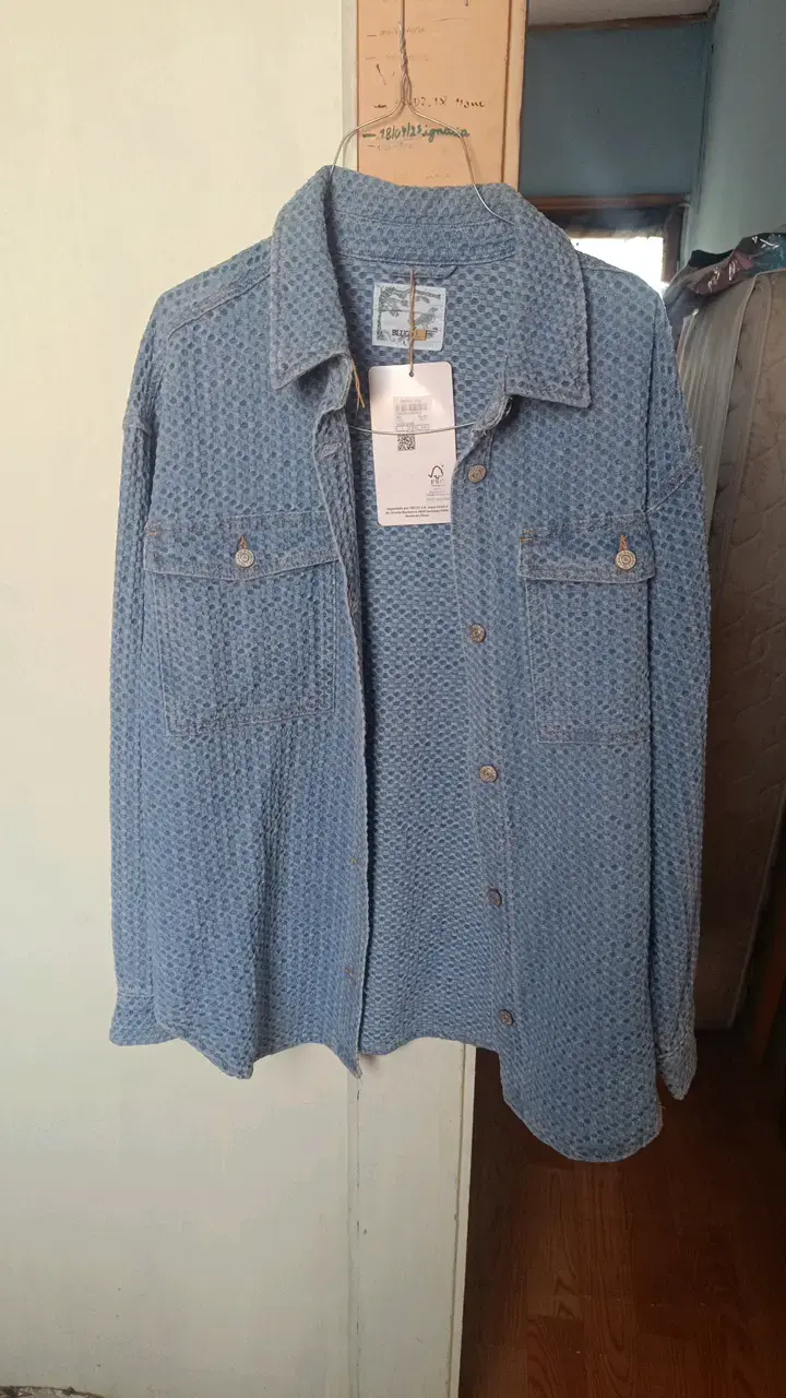 Camisa de mezclilla azul con diseño texturizado