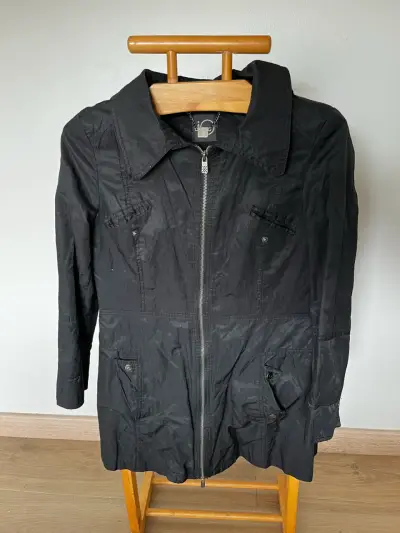 Chaqueta negra con capucha y cierre frontal - miniatura 1