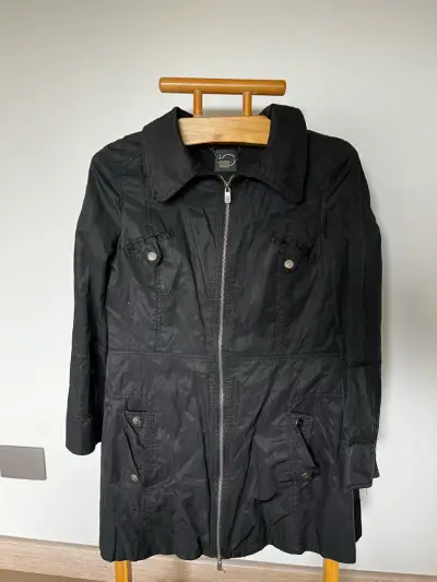 Chaqueta negra con capucha y cierre frontal - miniatura 2