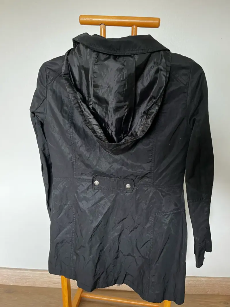 Chaqueta negra con capucha y cierre frontal - 4