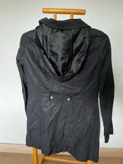 Chaqueta negra con capucha y cierre frontal - miniatura 4