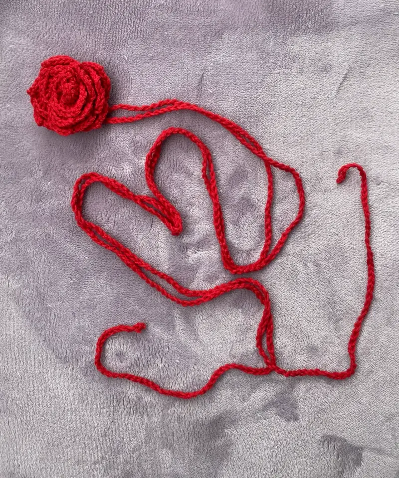 Collar de crochet rojo con flor decorativa