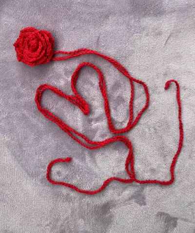 Collar de crochet rojo con flor decorativa - miniatura 1
