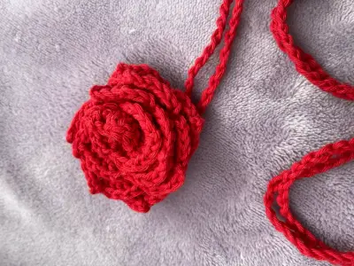 Collar de crochet rojo con flor decorativa - miniatura 2