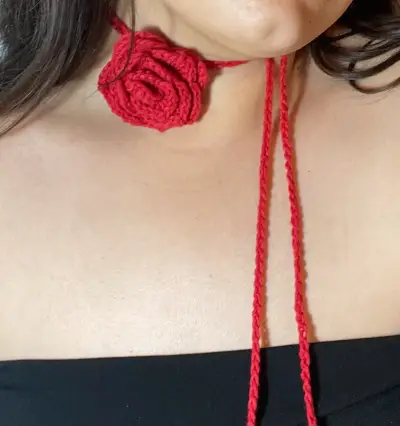 Collar de crochet rojo con flor decorativa - miniatura 3