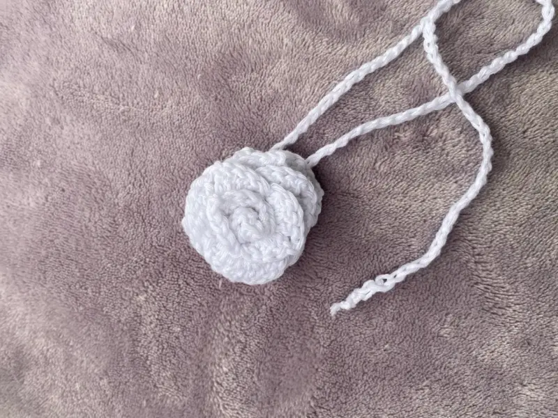 Collar de crochet blanco con flor decorativa - 2
