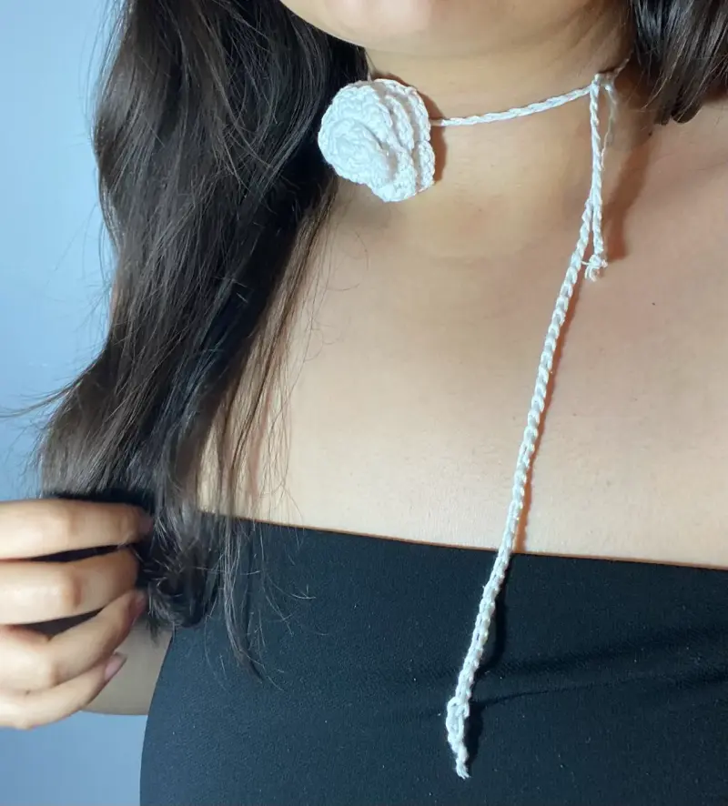 Collar de crochet blanco con flor decorativa - 3