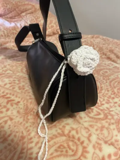 Collar de crochet blanco con flor decorativa - miniatura 4