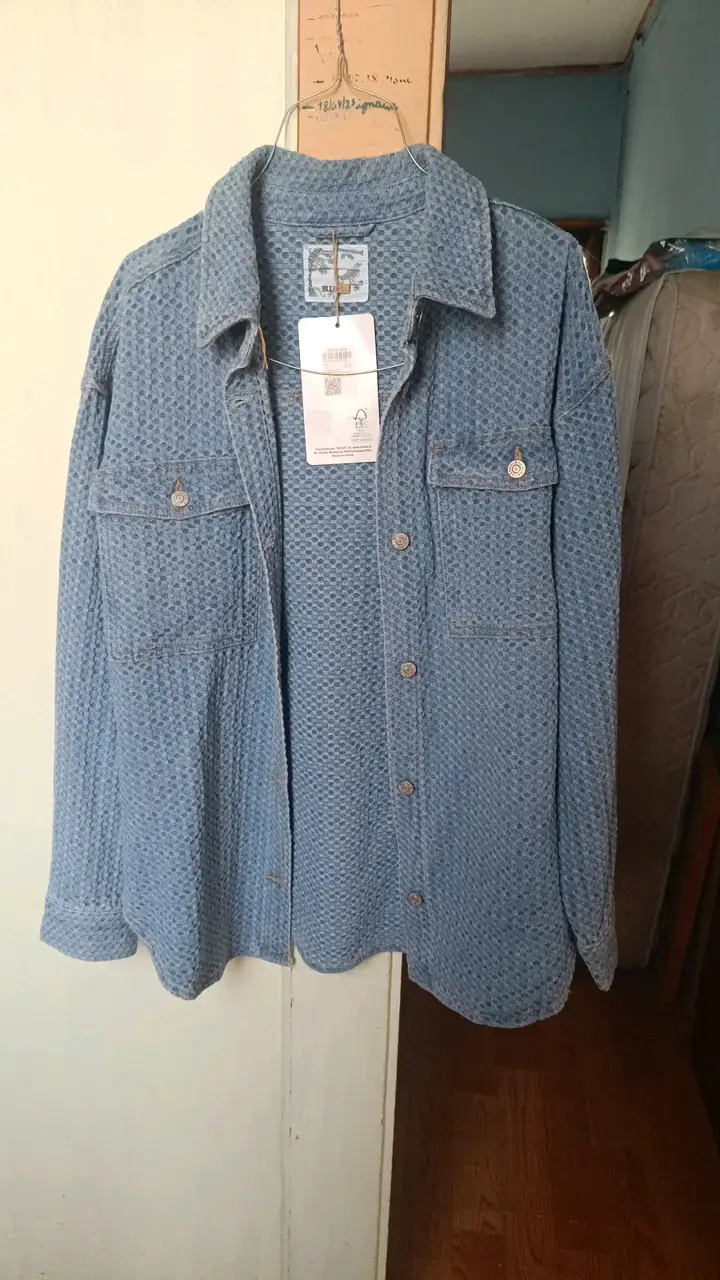 Camisa de hombre azul con textura