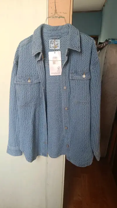 Camisa de hombre azul con textura - miniatura 1