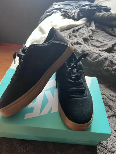 Zapatillas deportivas negras Nike suela goma - miniatura 1