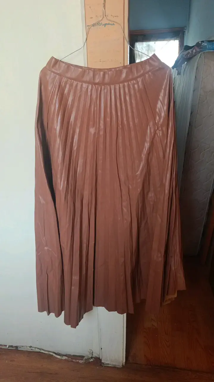 Falda plisada marrón elegante
