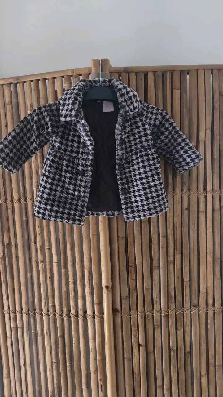 Abrigo infantil peludito con diseño. - 2