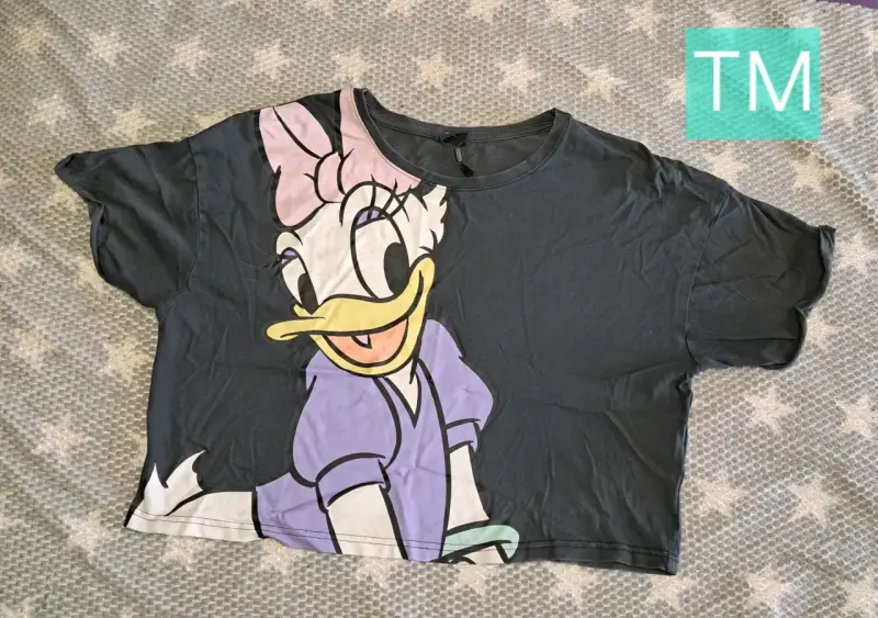 Polera negra con estampado de Daisy Duck