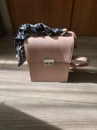 Cartera bandolera rosa con pañuelo decorativo - miniatura 1