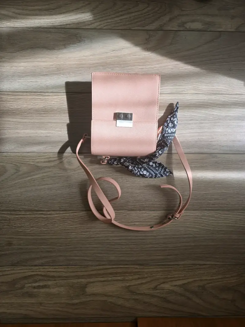 Cartera bandolera rosa con pañuelo decorativo - 2