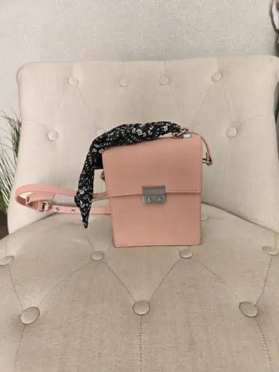 Cartera bandolera rosa con pañuelo decorativo - miniatura 3