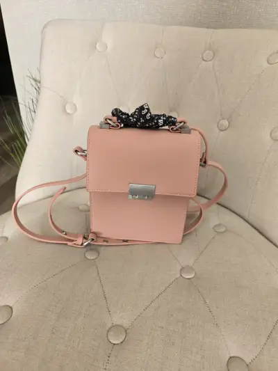 Cartera bandolera rosa con pañuelo decorativo - miniatura 4