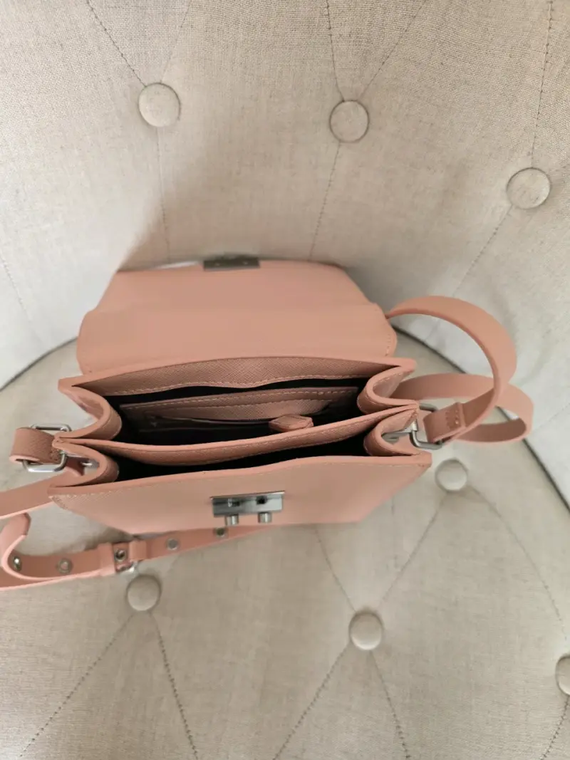 Cartera bandolera rosa con pañuelo decorativo - 5