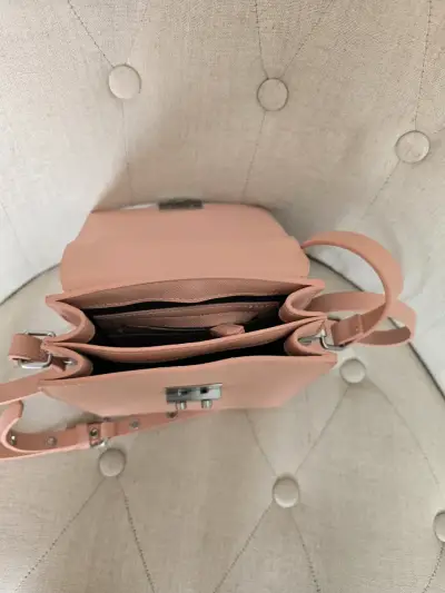 Cartera bandolera rosa con pañuelo decorativo - miniatura 5