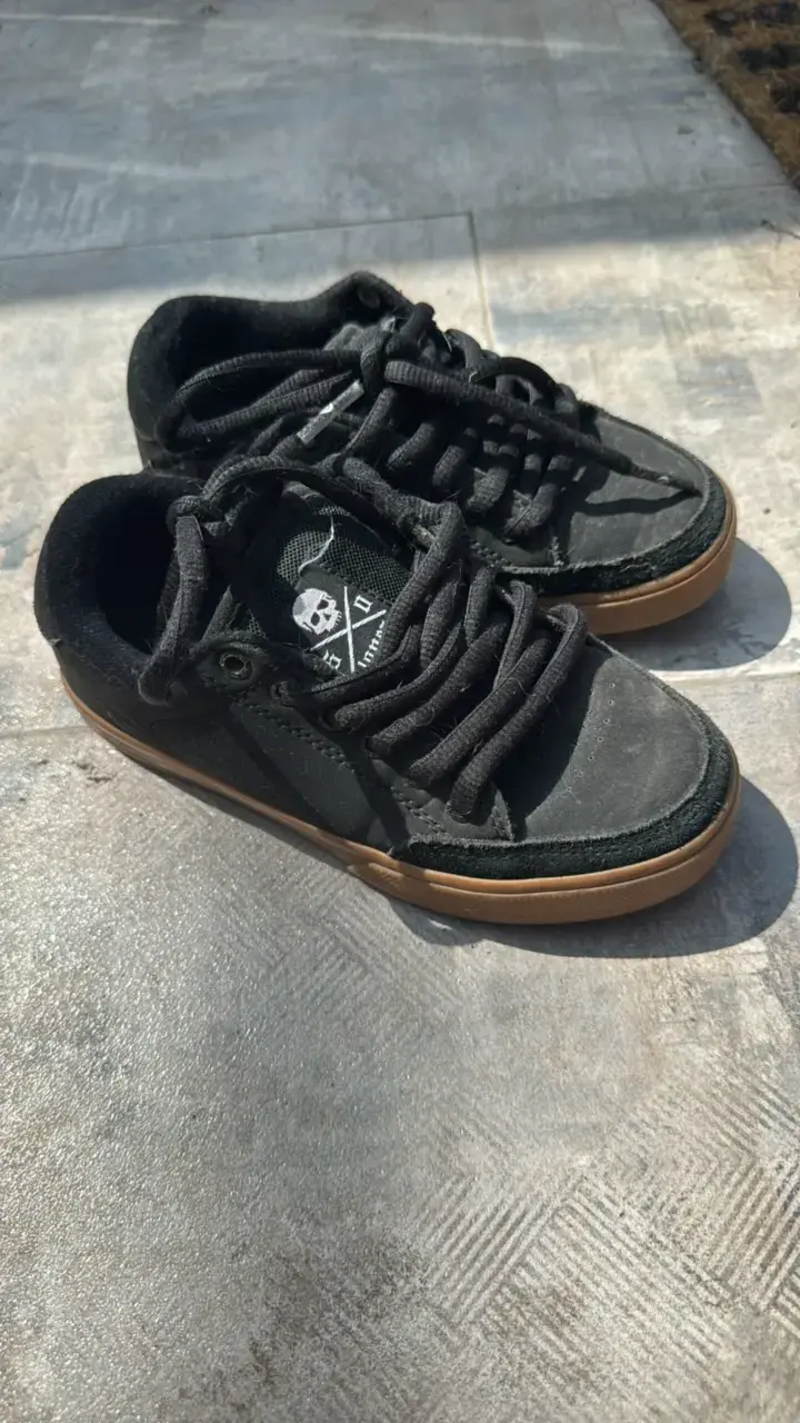 Zapatillas de skate negras con suela de goma - 1