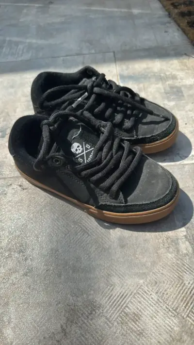 Zapatillas de skate negras con suela de goma - miniatura 1