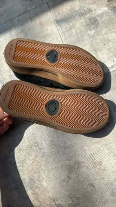 Zapatillas de skate negras con suela de goma - miniatura 2