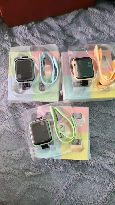 Relojes inteligentes con correas de colores - miniatura 1