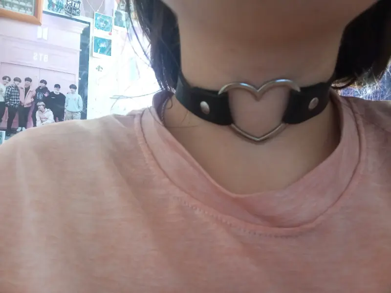 Collar choker negro con corazón metálico - 2