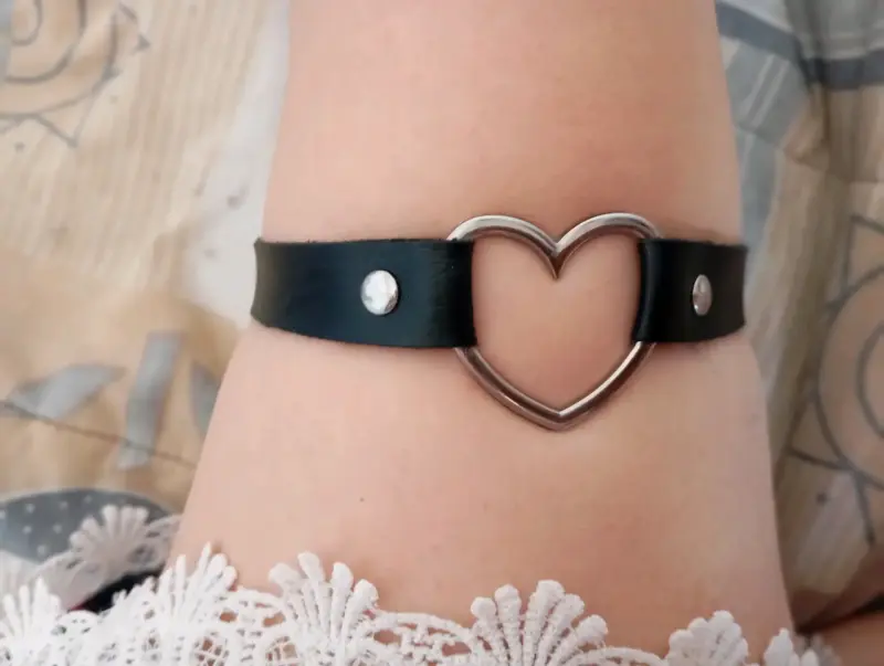 Collar choker negro con corazón metálico - 5