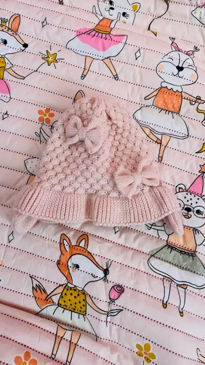 Gorro tejido rosa para bebé con lazos - miniatura 1