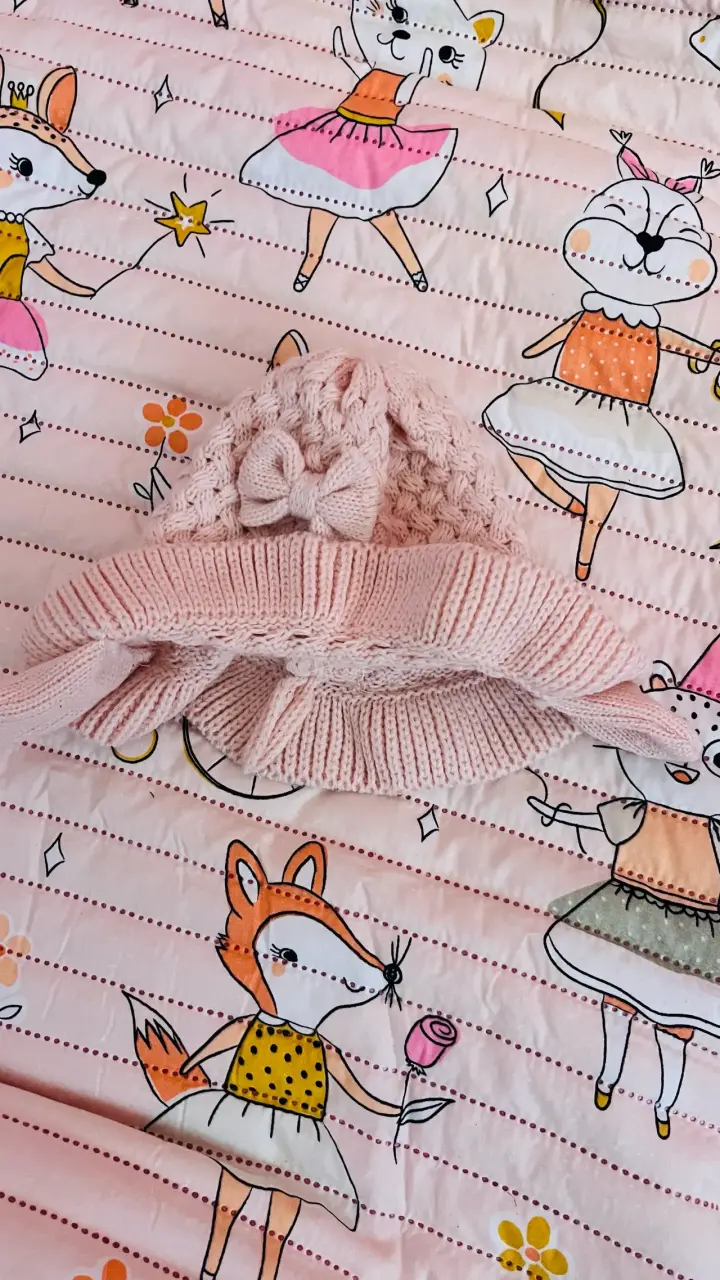 Gorro tejido rosa para bebé con lazos - 2