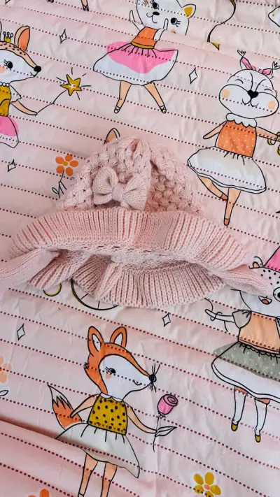 Gorro tejido rosa para bebé con lazos - miniatura 2