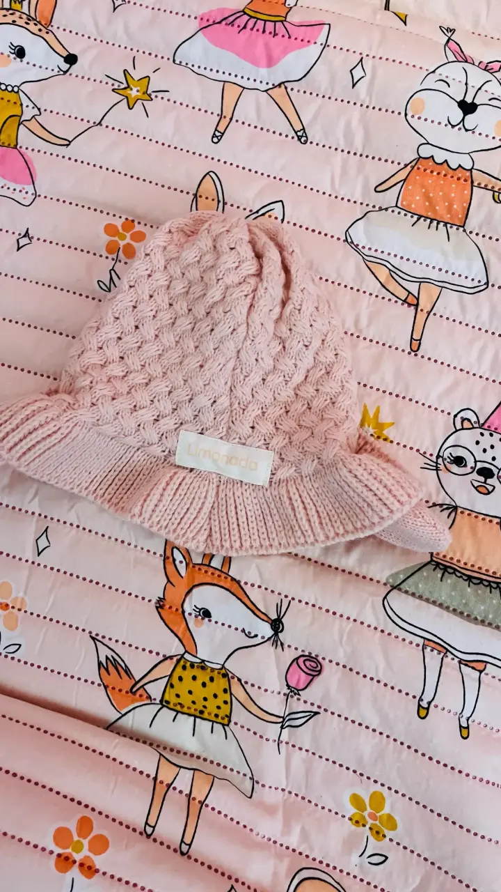 Gorro tejido rosa para bebé con lazos - 3