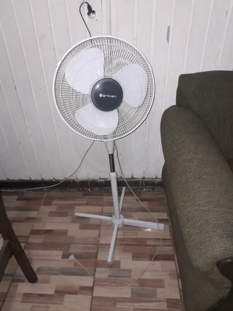 Ventilador de pie Groven blanco en buen estado - 1