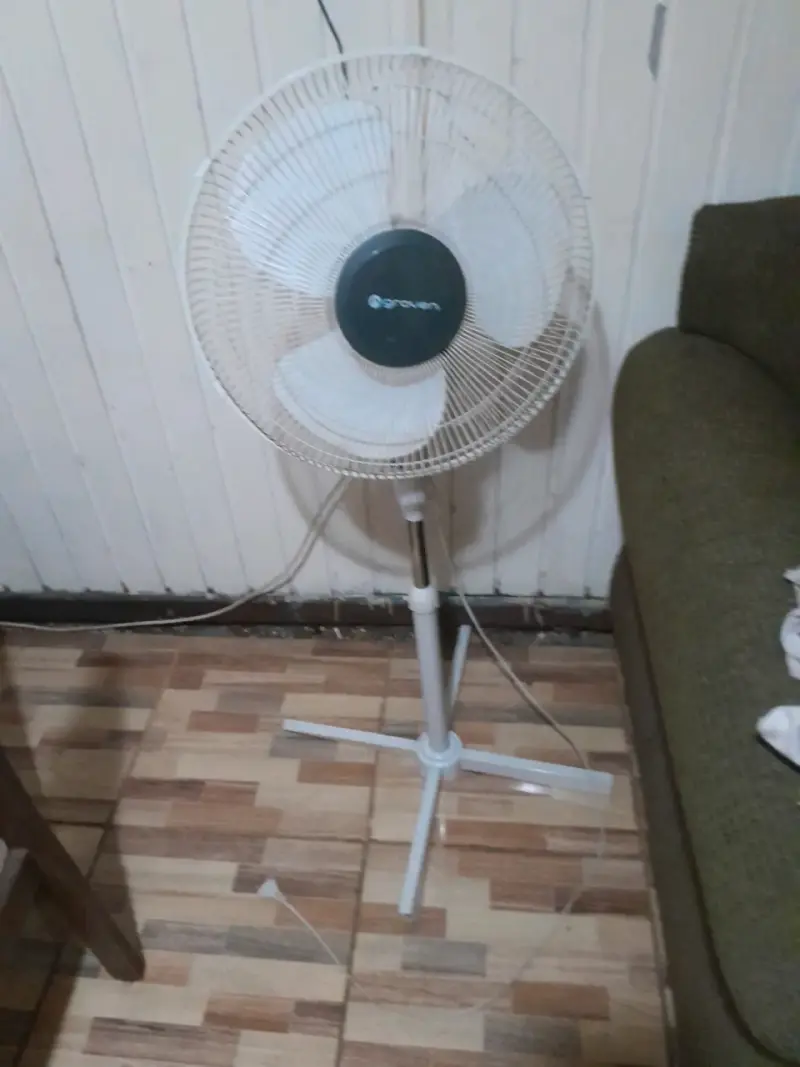 Ventilador de pie Groven blanco en buen estado - 2