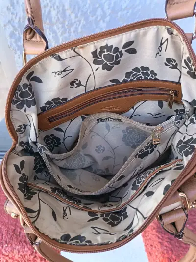 Cartera de cuero marrón con diseño elegante - miniatura 1