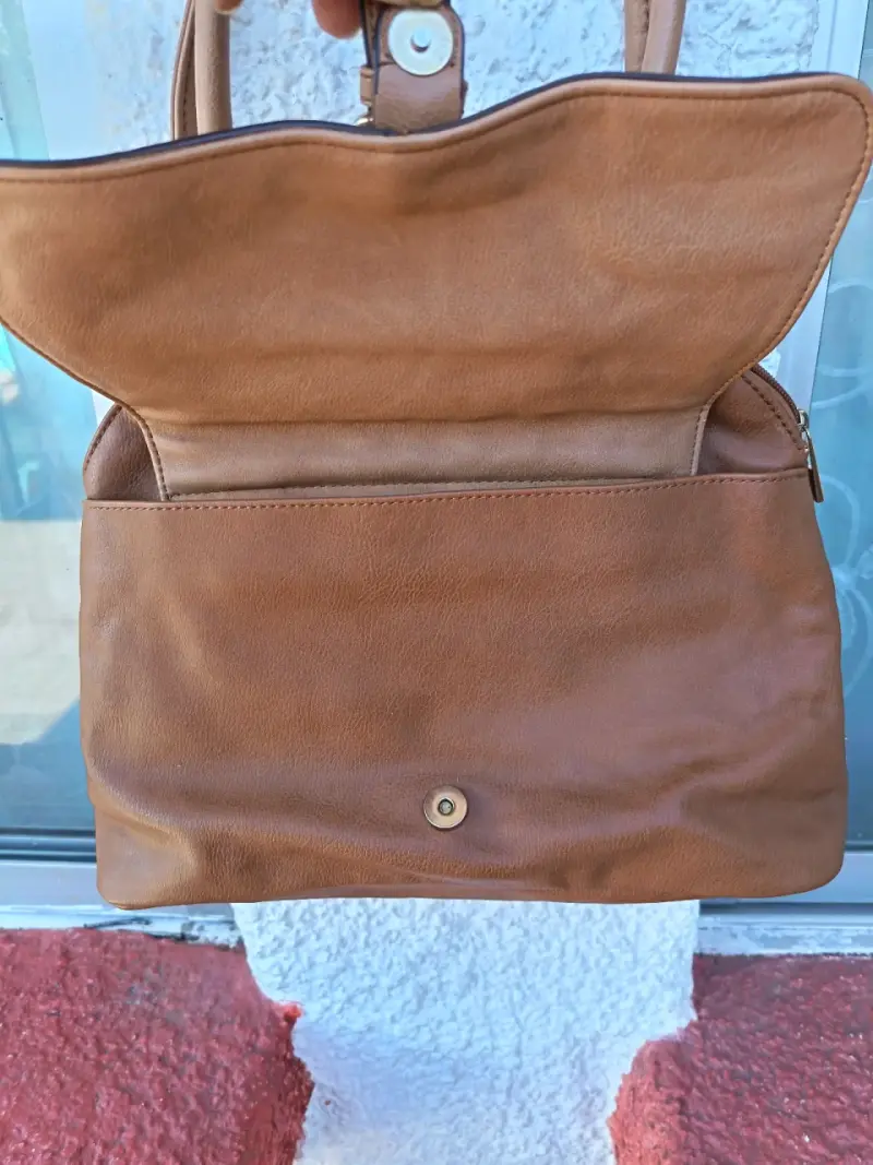 Cartera de cuero marrón con diseño elegante - 2