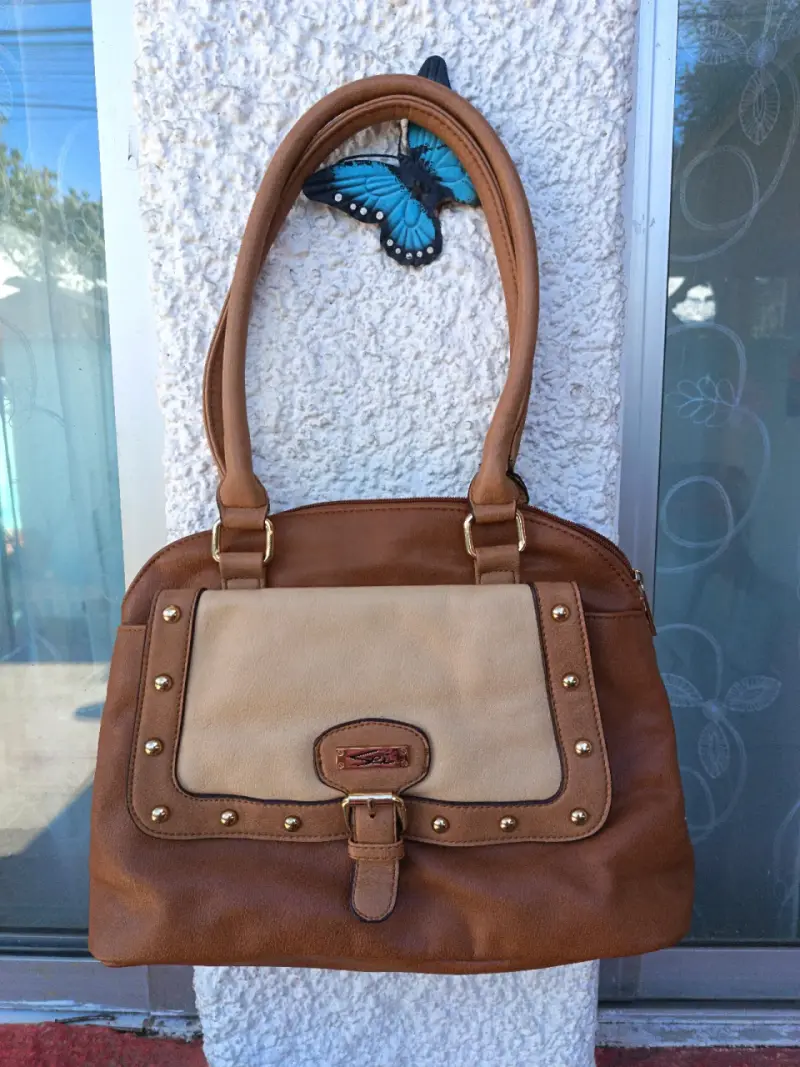 Cartera de cuero marrón con diseño elegante - 3