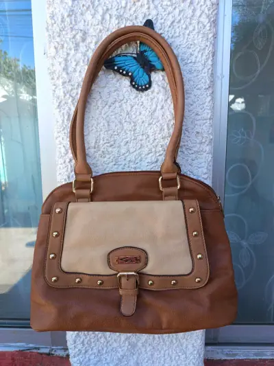 Cartera de cuero marrón con diseño elegante - miniatura 3
