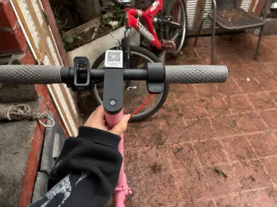 Scooter eléctrico rosa para adultos - miniatura 3